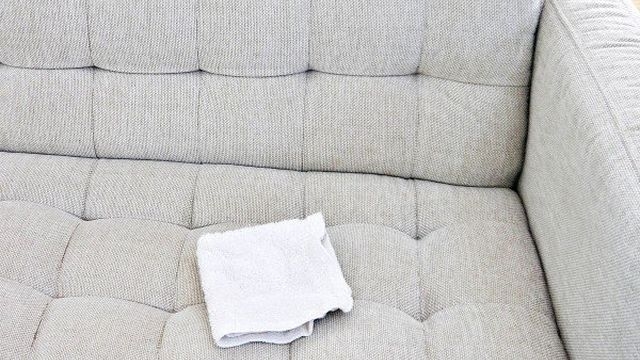 Как быстро высушить диван от воды