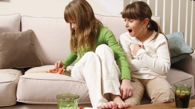 Как почистить диван от запаха в домашних условиях?