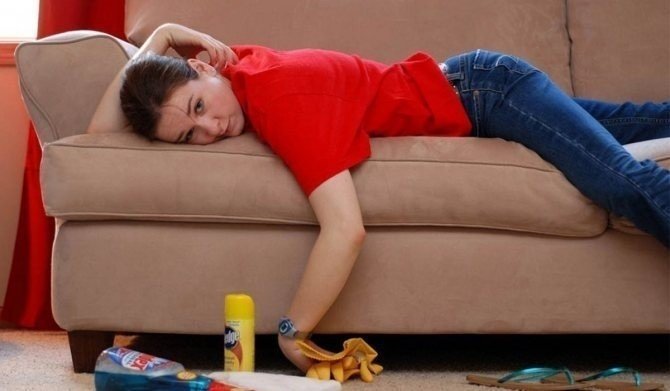 Уставшая женщина чистит диван
