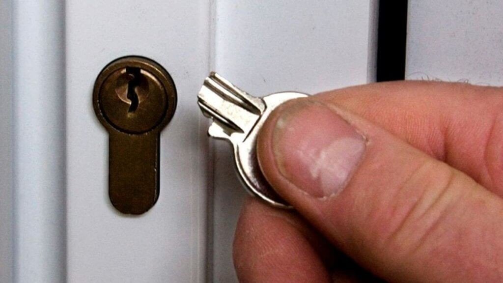 Ключ не вытаскивается из замка входной двери