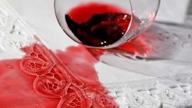 Как отмыть пятна от красного вина на обоях и на одежде