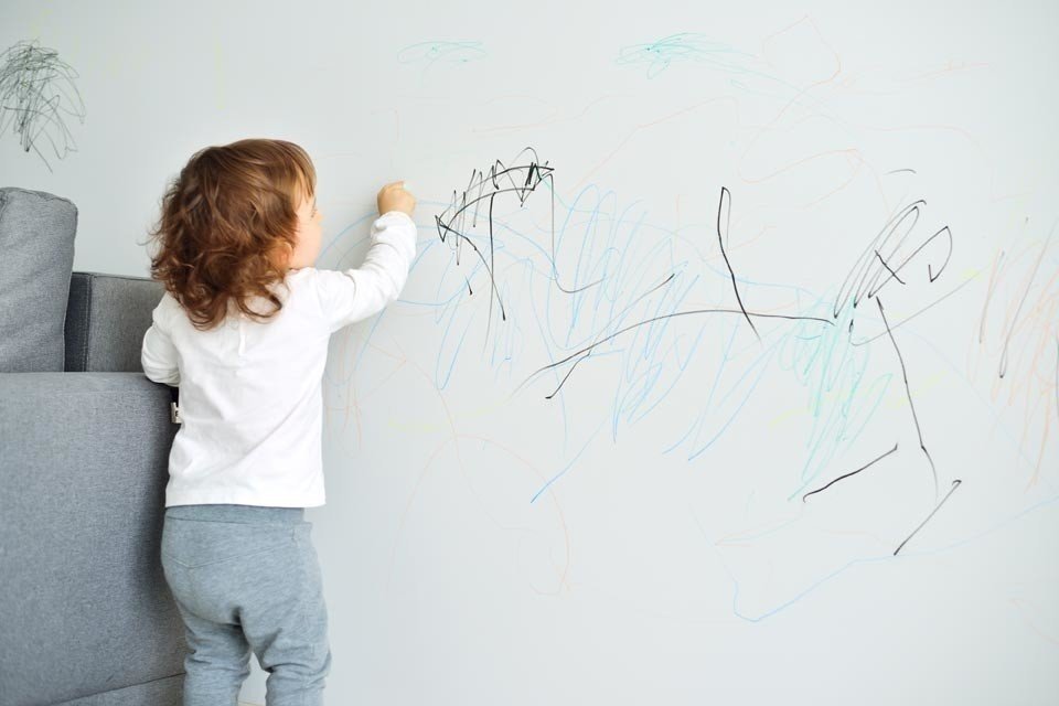 Детские рисунки на стене