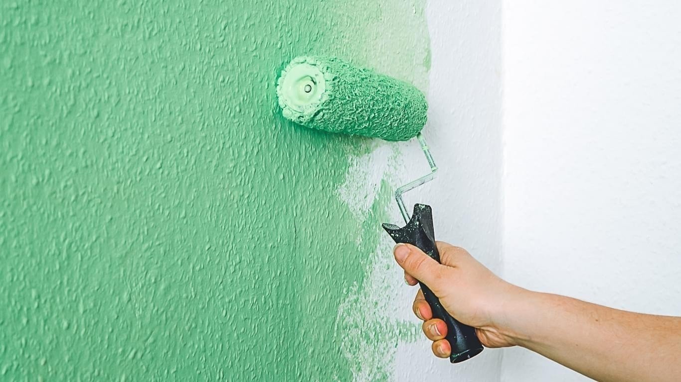 Окраска стен водоэмульсионной краской