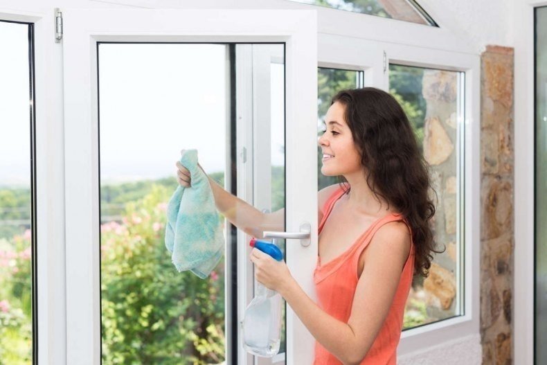 Женщина моющая окна