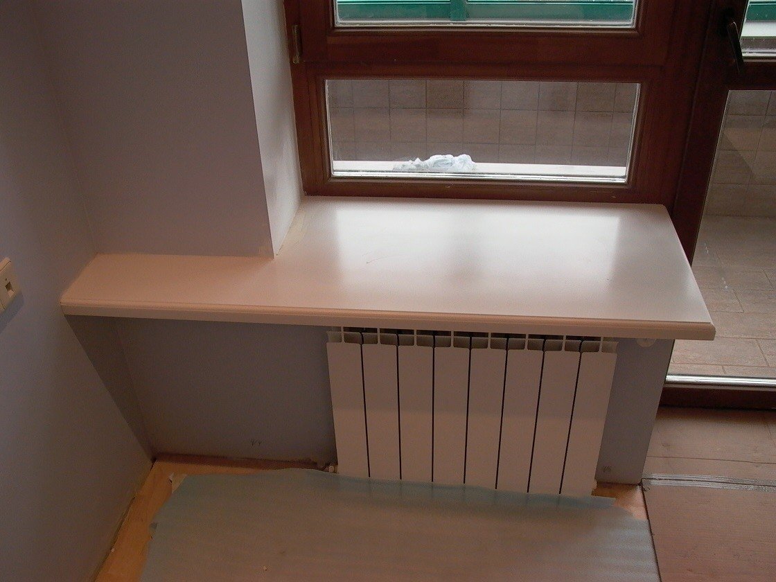 Стол из подоконника на кухне с балконом