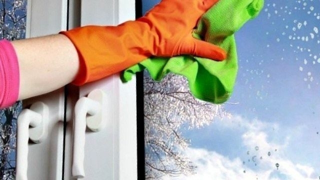 Скоро весна — время мыть окна, как делать это правильно