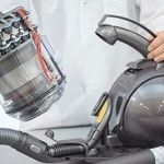 Как разобрать пылесос Dyson: почистить, снять контейнер, можно ли мыть под водой, внутри после уборки