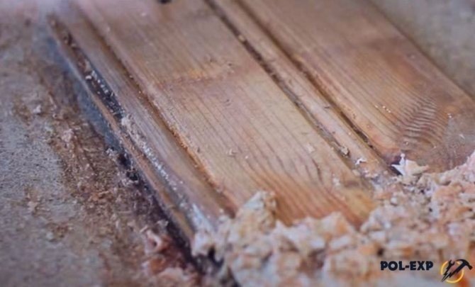 Заделывание щелей деревянная дверь