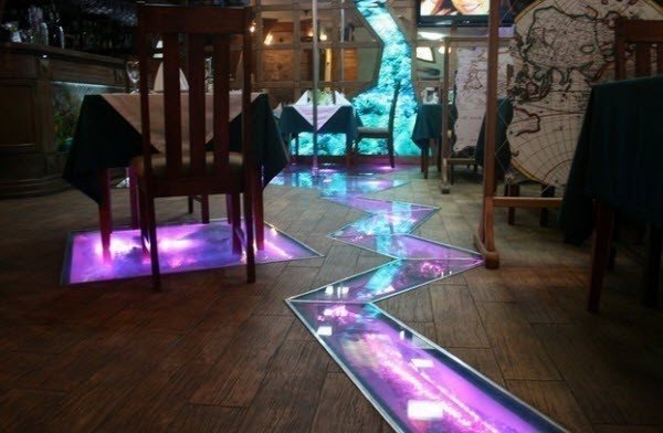 Ресторан со стеклянным полом