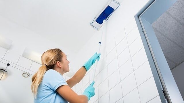 Как очистить тканевый натяжной потолок после протечки