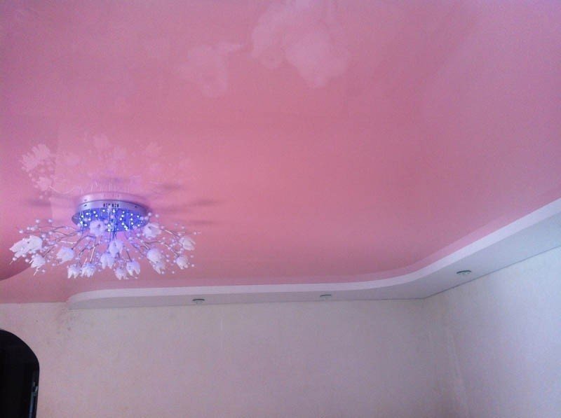 Натяжной потолок розовый с блестками