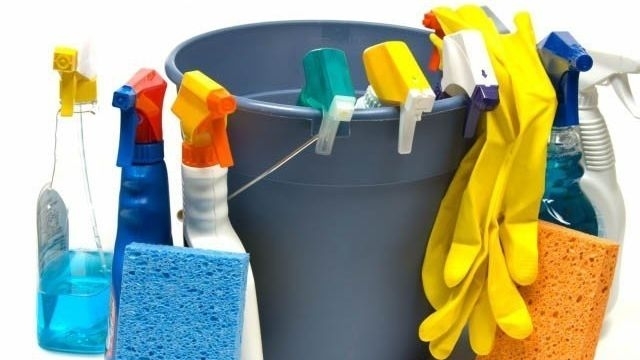 Советы о том, как правильно мыть натяжные потолки