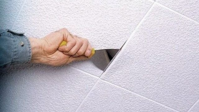 Как снять пенопластовую плитку и убрать остатки клея с потолка