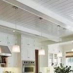 Как выглядят потолких из ПВХ-панелей на кухне?
