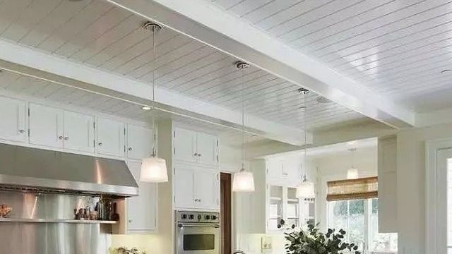 Как выглядят потолких из ПВХ-панелей на кухне?