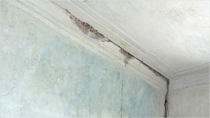 Трещины в местах сопряжения перегородок с потолками