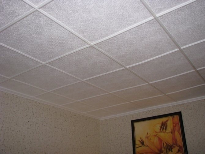 Потолок покрашен водоэмульсионной потолочная плитка