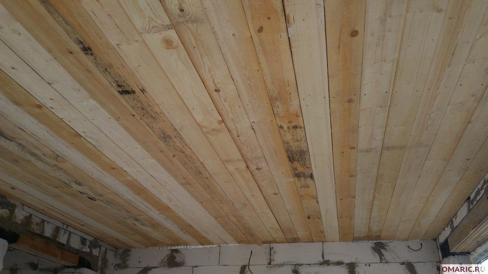 Черновой потолок по деревянным балкам
