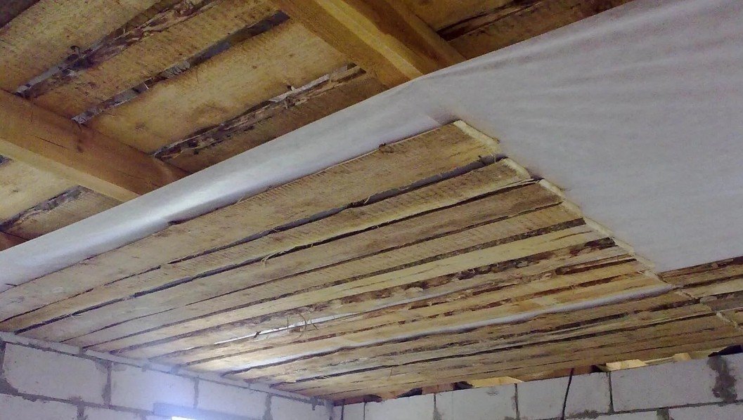 Пароизоляция для потолка в деревянном доме