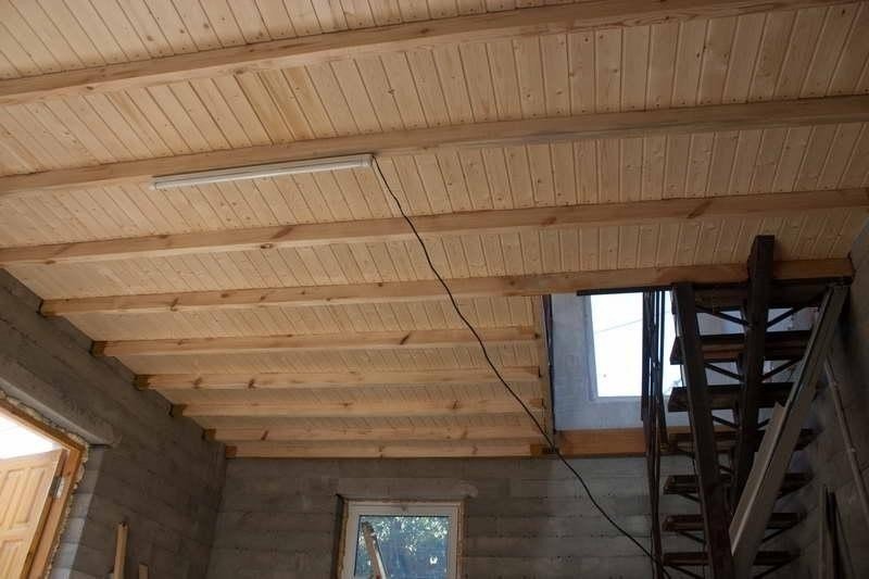 Потолок с лагами в деревянном доме