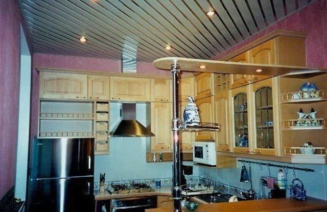 Подвесные потолки для кухни реечные