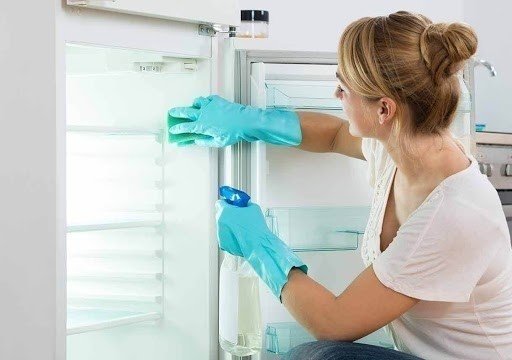 Освободить холодильник для уборки