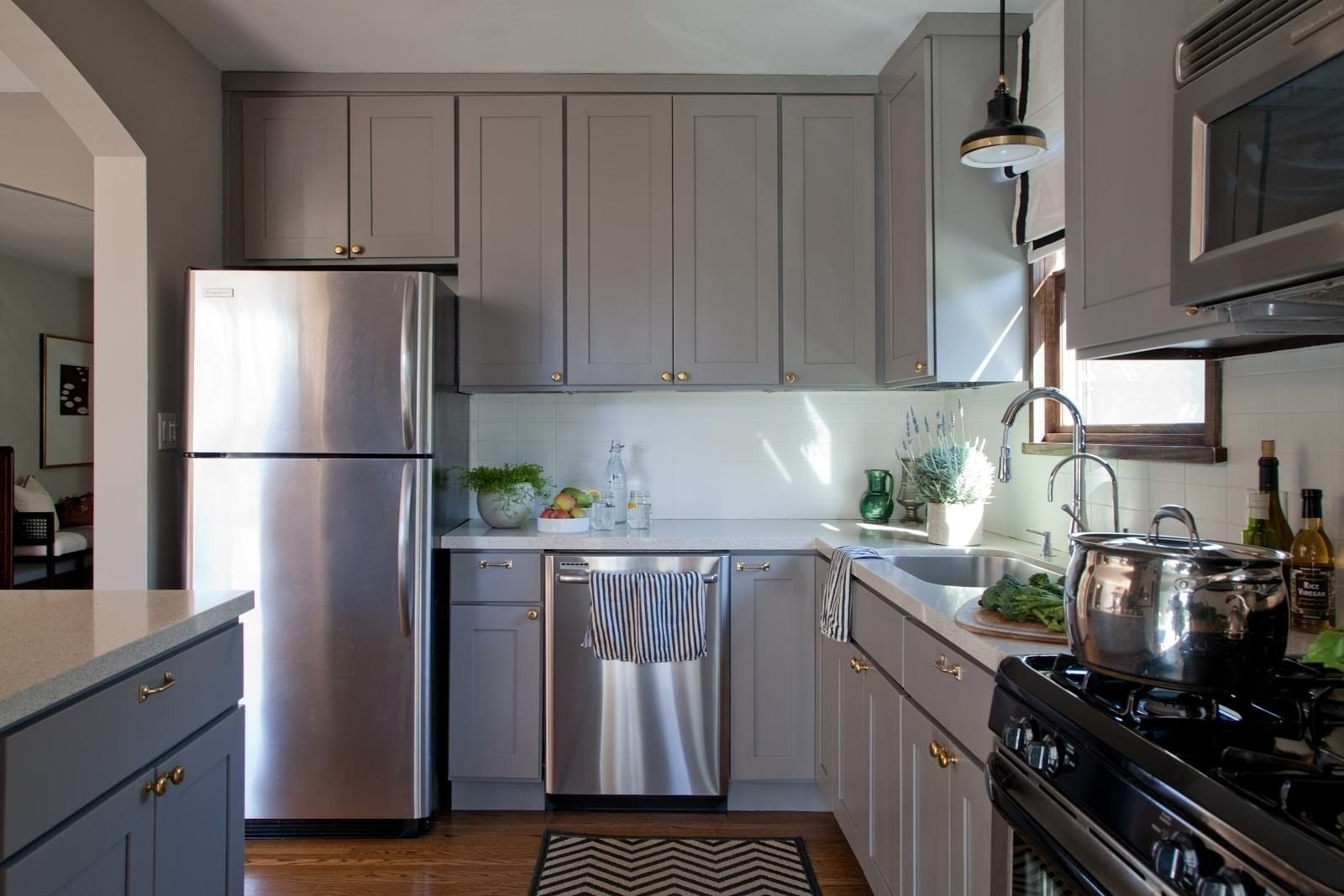 Интерьер маленькой кухни с холодильником