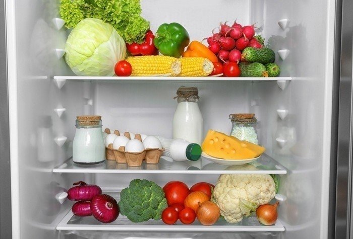 Открытый холодильник с фруктами