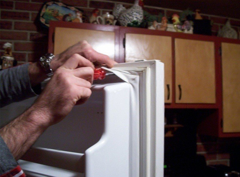 Клеить уплотнитель на дверцу холодильника