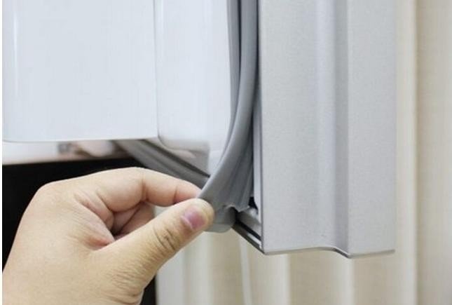 Пластик в уплотнитель дверки холодильника