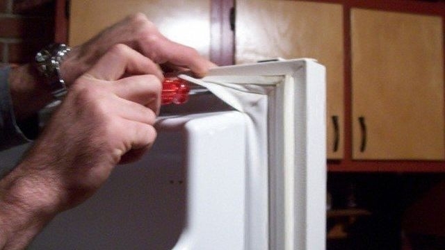 Ремонт и замена уплотнителя двери холодильника