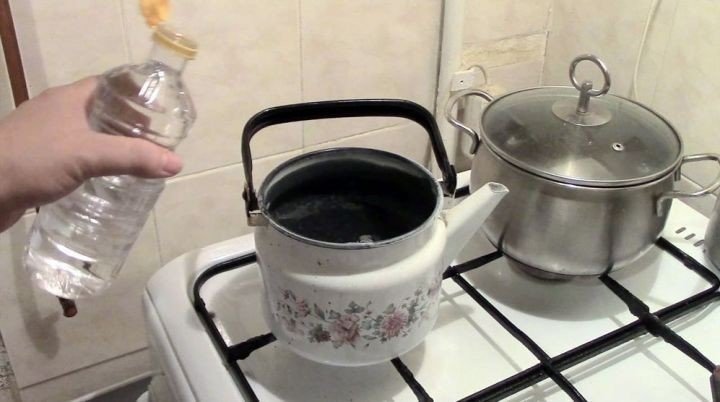 Эмалированный чайник с накипью