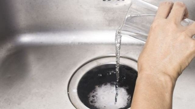 Как убрать запах канализации из раковины и почему воняет на кухне