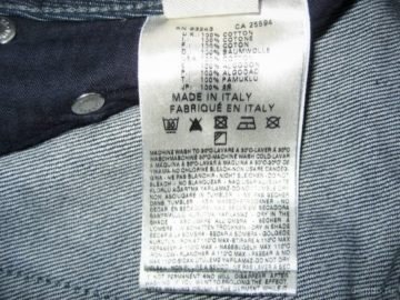 Оригинальная бирка сбоку на рубашке armani jeans