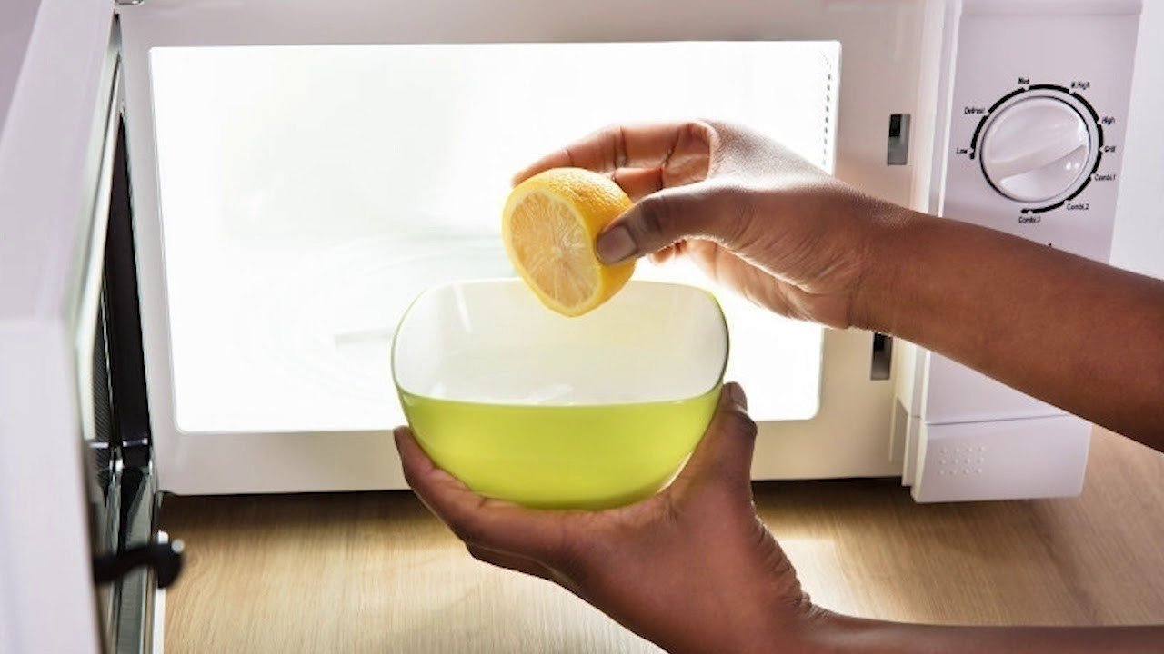 Помыть микроволновку с лимонной кислотой