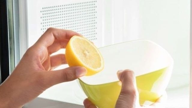 Рекомендации и советы, как почистить микроволновку лимоном