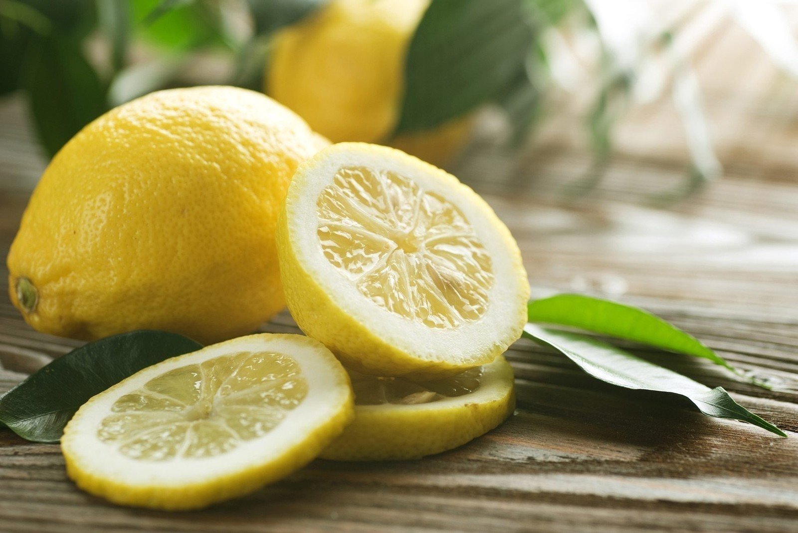 Лимон с толстой кожурой