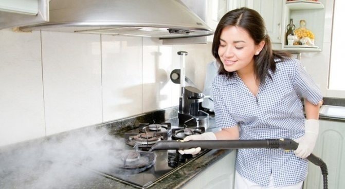 Женщина жарит на кухне