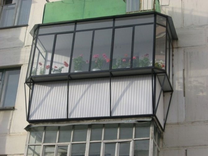 Металлический балкон с выносом