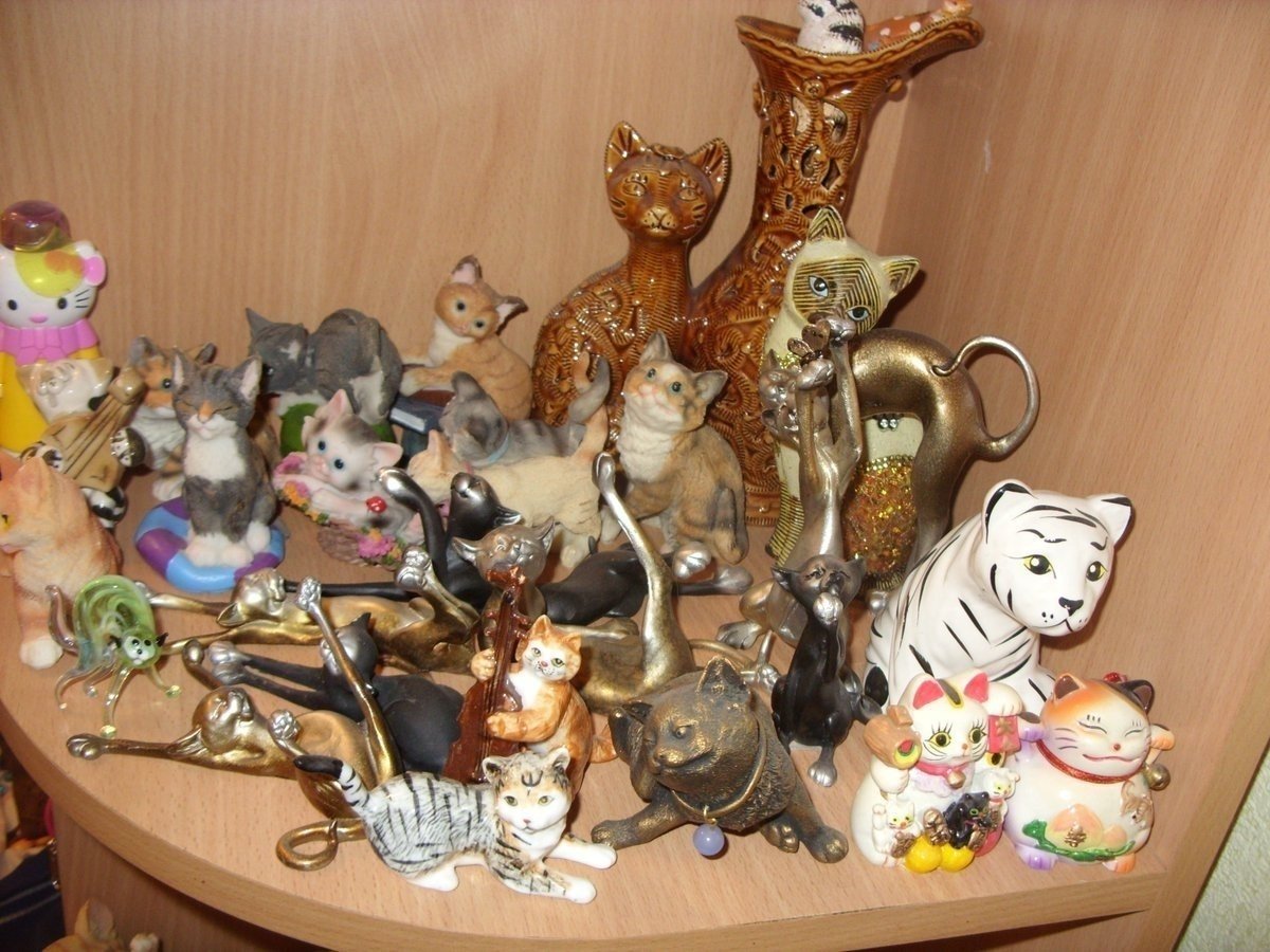 Коллекция статуэток котов