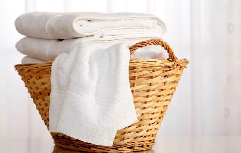 Плетеная корзина с полотенцем