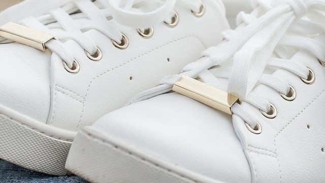Как отмыть белые кроссовки: рекомендации по уходу за обувью