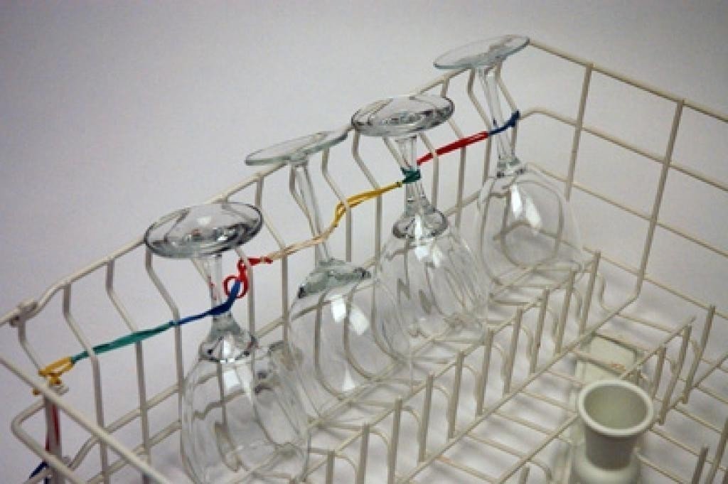 Винные бокалы в посудомоечной