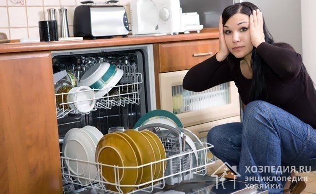 Женщина и посудомоечная машина