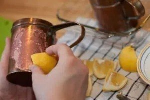 Чистим латунь лимоном с солью