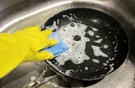 Почистить сковородки в домашних условиях