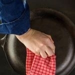 Как эффективно прокалить чугунную сковороду