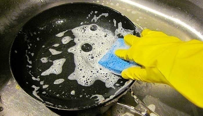 Отмыть от нагара тефлоновую сковороду
