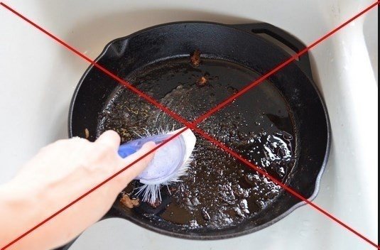 Очистить сковороду от жира