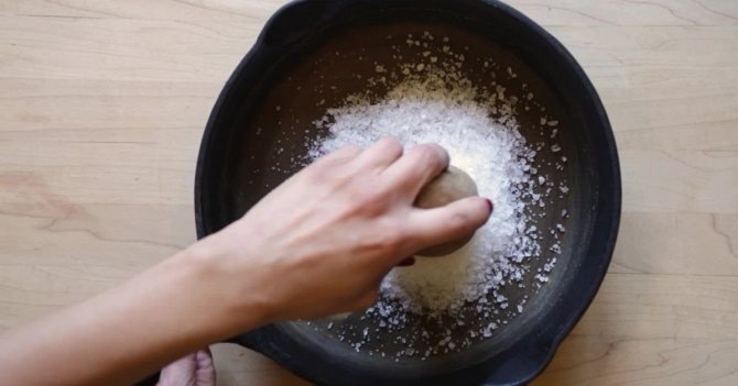 Чистка солью на сковороде